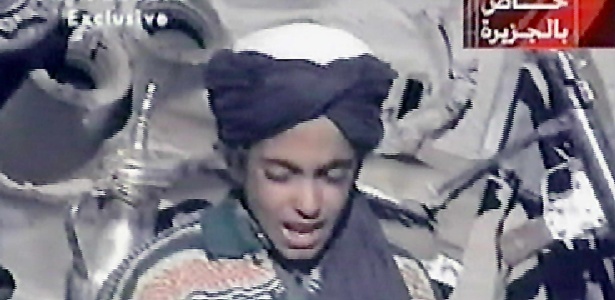 7.nov.2001 - Imagem da TV Al Jazeera exibe Hamza, filho mais novo de Osama bin Laden