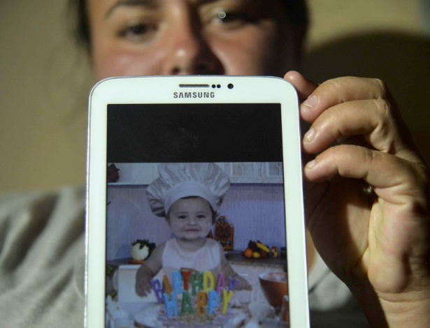  A colombiana Natalia Rincón mostra foto de seu bebê, Jhosep Díaz - Raul Arboleda/AFP