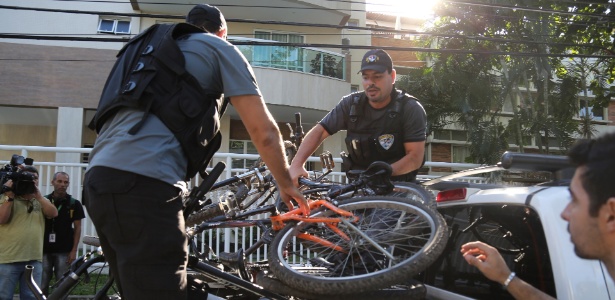 Policiais da Divisão de Homicídios apreenderam bicicletas no Manguinhos, na zona norte do Rio - Daniel Castelo Branco/Agência O Dia/Agência O Dia/Estadão Conteúdo