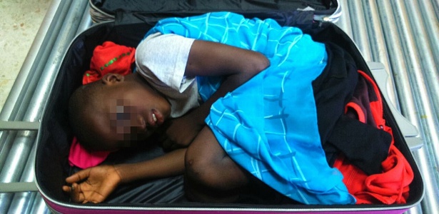 8.mai.2015 - Imagem divulgada pelo Guarda Civil da Espanha registra Adou Ouattara, um menino de 8 anos proveniente da Costa do Marfim, escondido em uma mala de viagem - Guarda Civil da Espanha/HO/AFP