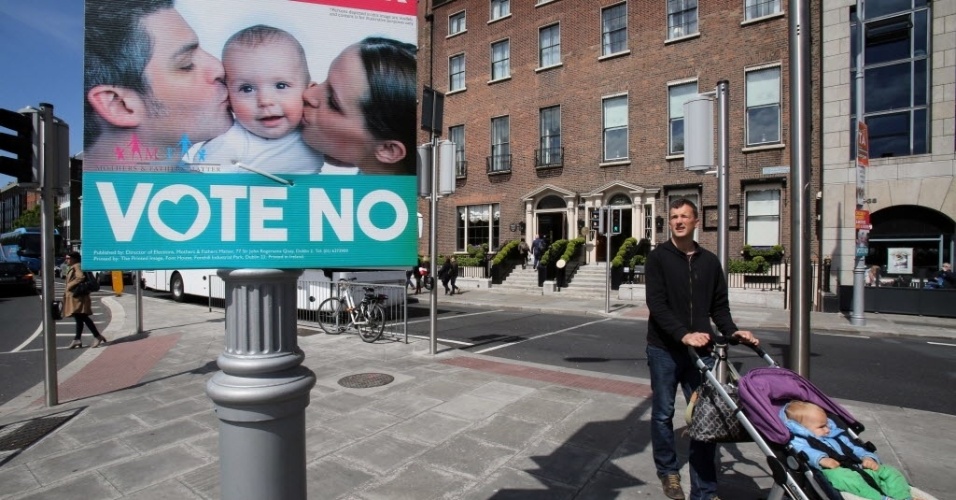 13.mai.2015 - Pedestre passa por cartaz de uma campanha contra o casamento entre pessoas do mesmo sexo. Nesta sexta-feira (22), o país realiza um referendo para decidir sobre a legalidade da união gay. O 
