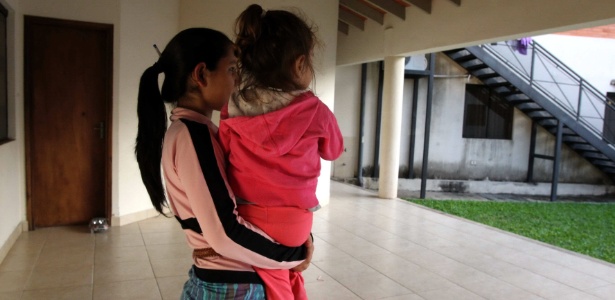 Mãe e filha no Albergue Rosa María, em Assunção, no Paraguai; local abriga uma espécie de "escola para mães adolescentes" - Andrés Cristaldo/Efe