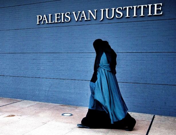1.dez.2014 - Mulher vestindo burca passa pelo Palácio de Justiça, em Haia, na Holanda - Jerry Lampen/ANP/AFP