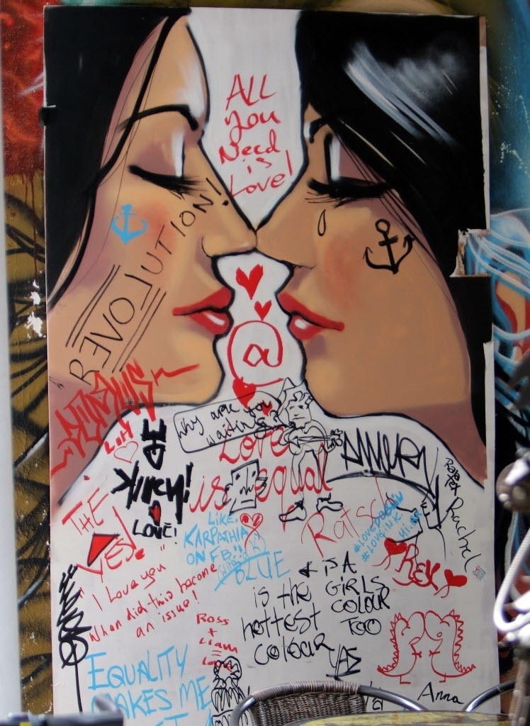 21.mai.2015 - Um mural em favor do casamento do mesmo sexo é retratado em uma parede em Dublin, capital da Irlanda. Nesta sexta-feira (22), o país realiza um referendo para decidir sobre a legalidade da união gay. O 