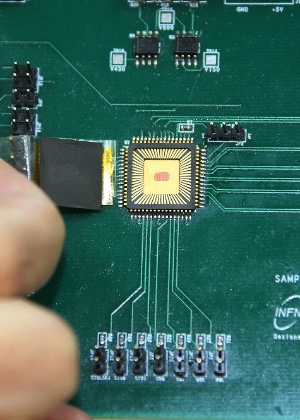 Primeiro protótipo do chip Sampa que será levado ao LHC - Marcos Santos/Jornal da USP