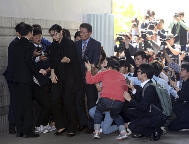 A ex-executiva da Korean Airlines Heather Cho é cercada por repórteres após ser libertada em um tribunal de Seul, na Coreia do Sul
