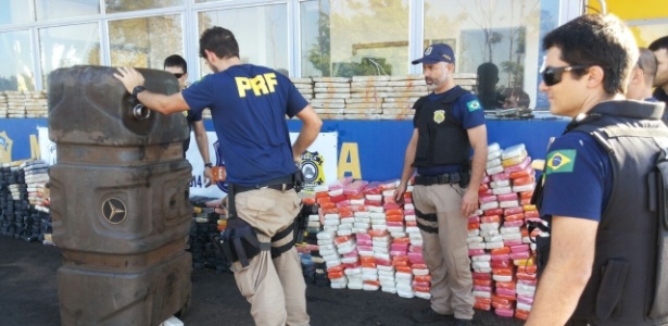 Polícia Rodoviária Federal apreende em carretas centenas de quilos de cocaína e de maconha, em Alto Paraíso (PR) - Divulgação/Polícia Rodoviária Federal do Paraná - 22.mai.2015