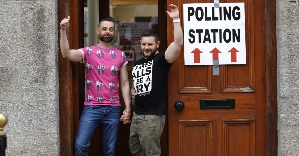 22.mai.2015 - Casal gay posa de mãos dadas após votarem no referendo realizado nesta sexta-feira (22) na Irlanda para decidir sobre a legalidade do casamento entre pessoas do mesmo sexo