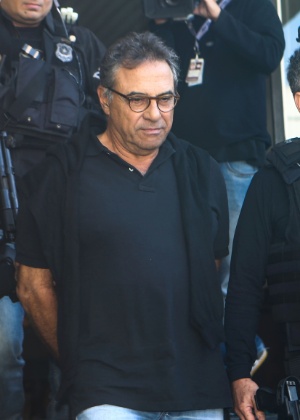 O empresário Milton Pascowitch é escoltado por policiais federais em Curitiba - Geraldo Bubniak/AGB/Estadão Conteúdo 