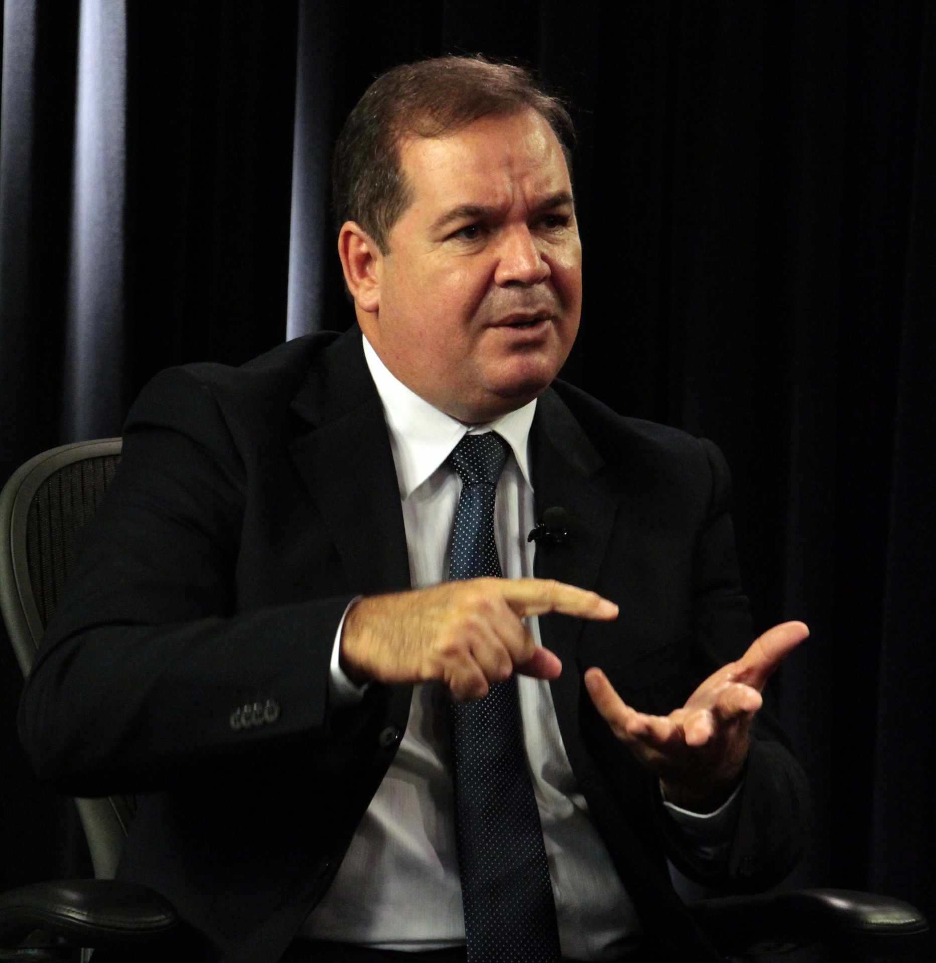 22.mai.2015 - O governador do Acre, Tião Viana (PT), concede entrevista ao blogueiro do UOL Josias de Souza. O fenômeno da migração de haitianos para o Brasil a partir do Acre foi tema da entrevista - Kleyton Amorim/UOL