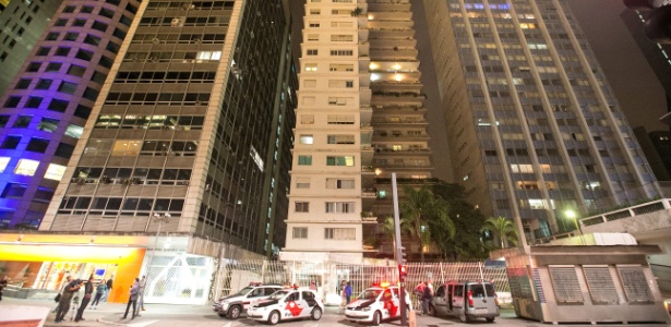 Policiais se reúnem diante de prédio na avenida Paulista onde um homem foi morto - Bruno Poletti/Folhapress