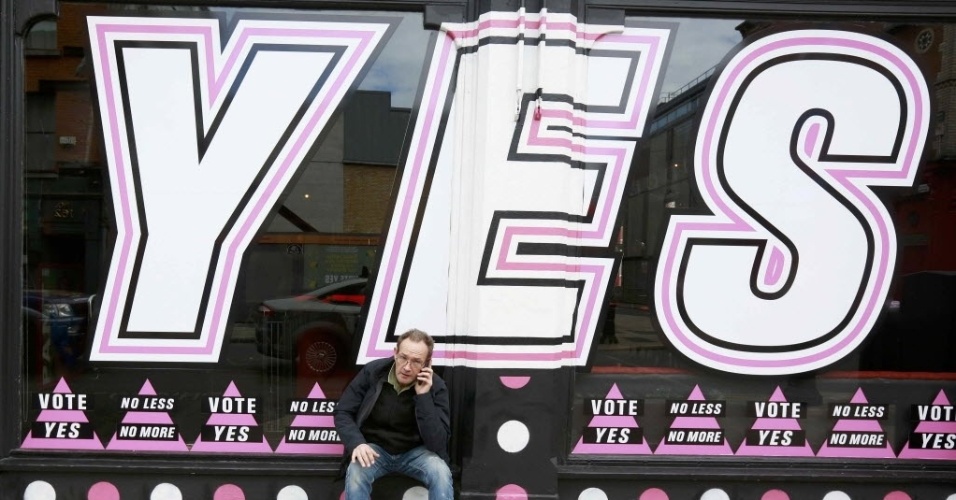 22.mai.2015 - Um homem senta-se na frente de uma janela decorada em favor do casamento gay, no centro de Dublin, no dia em que a Irlanda realiza um referendo para decidir sobre a legalidade do casa como a Irlanda mantém um referendo sobre o casamento gay