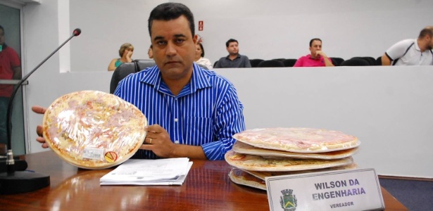 22.mai.2015 - Vereador Wilson da Engenharia (PSDB-SP) leva pizzas ao plenário da câmara de vereadores de Santa Bárbara D"Oeste (SP) - Cláudio Mariano/Divulgação