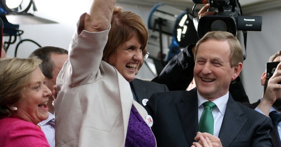 O primeiro-ministro da Irlanda Enda Kenny (à direita) e a deputada Joan Burton comemoram a vitória no 