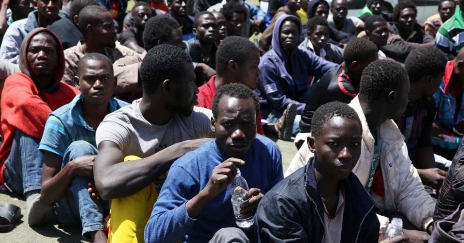 23.mai.2015 - Autoridades líbias detiveram em Trípoli, capital do país, 600 pessoas suspeitas de tentarem cruzar a fronteira para chegar à Europa. Na segunda-feira (18), a UE (União Europeia) aprovou um plano para criação de uma missão naval para conter o fluxo de imigrantes que tentam atravessar o Mediterrâneo. De acordo com a Acnur (Alto Comissariado da ONU para os Refugiados), um número estimado em 40 mil pessoas conseguiram chegar à Grécia, Itália e Malta em 2015 e cerca de 2.000 morreram no caminho