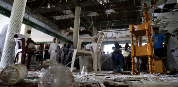 Interior de mesquita danificada pela explosão de um homem-bomba