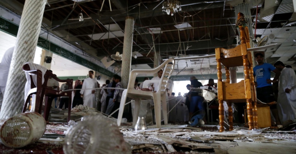 23.mai.2015 - Interior de mesquita na cidade saudita de Al Qadih fica danificada, neste sábado (22), pela explosão de um homem-bomba que deixou 21 mortos na sexta-feira. O Estado Islâmico, sunita, assumiu o atentado na mesquita muçulmana xiita de Imam Ali Abi Talib