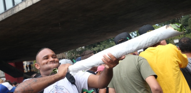 Manifestantes levaram cigarros de maconha gigantes para o ato - Daniel Teixeira/Estadão Conteúdo