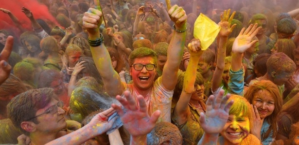 Participantes do festival anual das cores se divertem em Moscou em maio deste ano