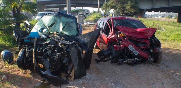 Uma colisão entre dois carros deixou uma pessoa morta e outra ferido na marginal Pinheiros - Marcelo Gonçalves/Sigmapress/Estadão Conteúdo