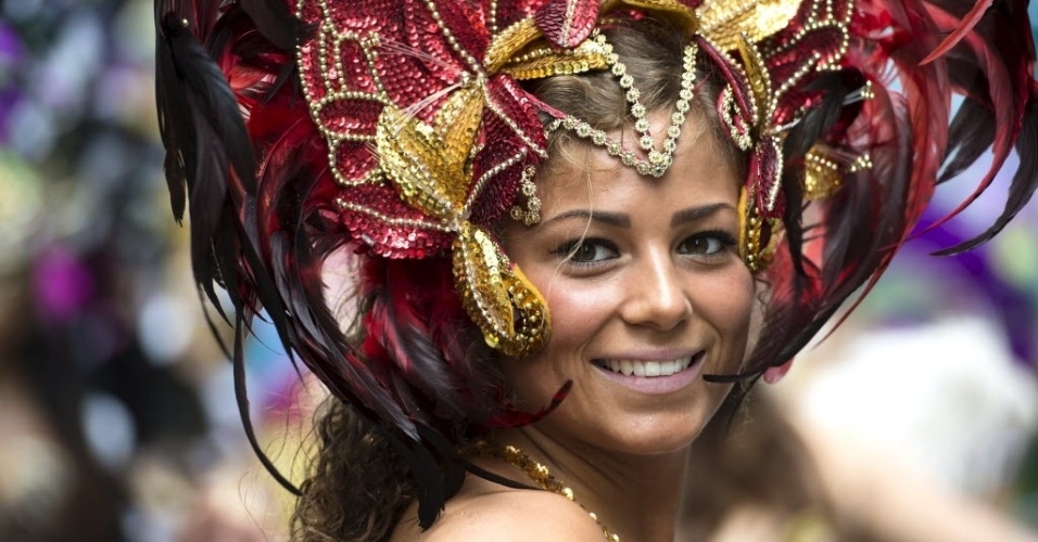 Foliã participa do desfile de carnaval de Copenhague, capital da Dinamarca, neste sábado (23)
