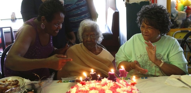 Jeralean Talley (sentada, ao centro) completou 116 anos no dia 23 de maio - Rebecca Cook/Reuters