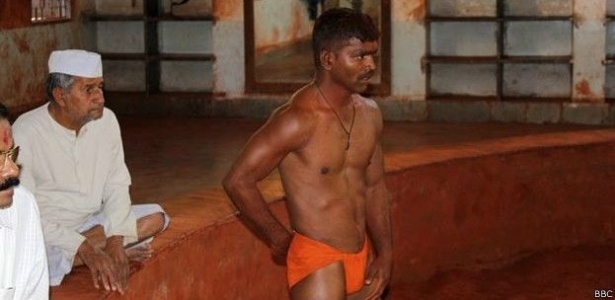 Indiano Amol Sathe, praticante da luta maati kushti - BBC