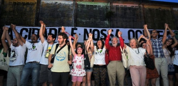 Ativistas do movimento Ocupe Estelita fazem ato em frente aos armazéns do Cais José Estelita, no Recife, em novembro de 2014 - Divulgação