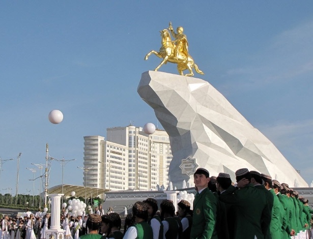 Multidão participa da inauguração de uma estátua de ouro do presidente do Turcomenistão, Gurbanguly Berdymujamedov, em Ashjabat, nesta segunda-feira (25)