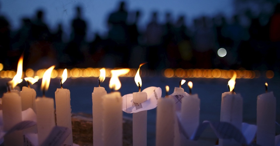 25.mai.2015 - Velas foram acesas durante uma vigília em homenagens às vítimas do terremoto no Nepal, em Kathmandu, um mês após o fênomeno devastar cidades nepalesas