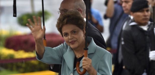 A presidente Dilma Rousseff acena ao desembarcar no Aeroporto Internacional da Cidade do México, em maio - Yuri Cortez/AFP