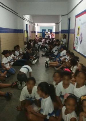 Alunos se abrigaram no corredor da Escola Municipal Monsenho Alves Rocha, na Penha - Divulgação/Coletivo Papo Reto