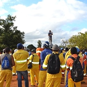 26.mai.2015 - Trabalhadores protestam e paralisam por tempo indeterminado as atividades no lote cinco da obra de transposição do rio São Francisco, no Ceará - Divulgação