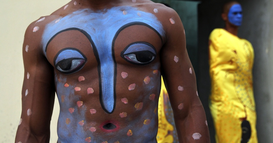 26.mai.2015 - Dançarinos com seus corpos decorados pelo pintor cubano Manuel Mendive participam da apresentação "As Cores da Vida", como parte da 12ª Bienal de Arte em Havana, Cuba