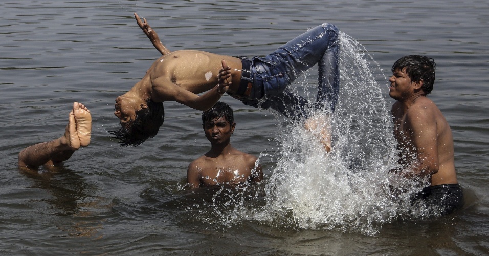26.mai.2015 - Grupo de jovens se diverte ao mergulhar em Ahmedabad, na Índia