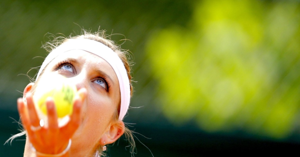 26.mai.2015 - Jogadora suíça Timea Bacsinszky saca contra a espanhola Lara Arruabarrena, durante partida do torneio de tênis de Roland Garros, em Paris, França