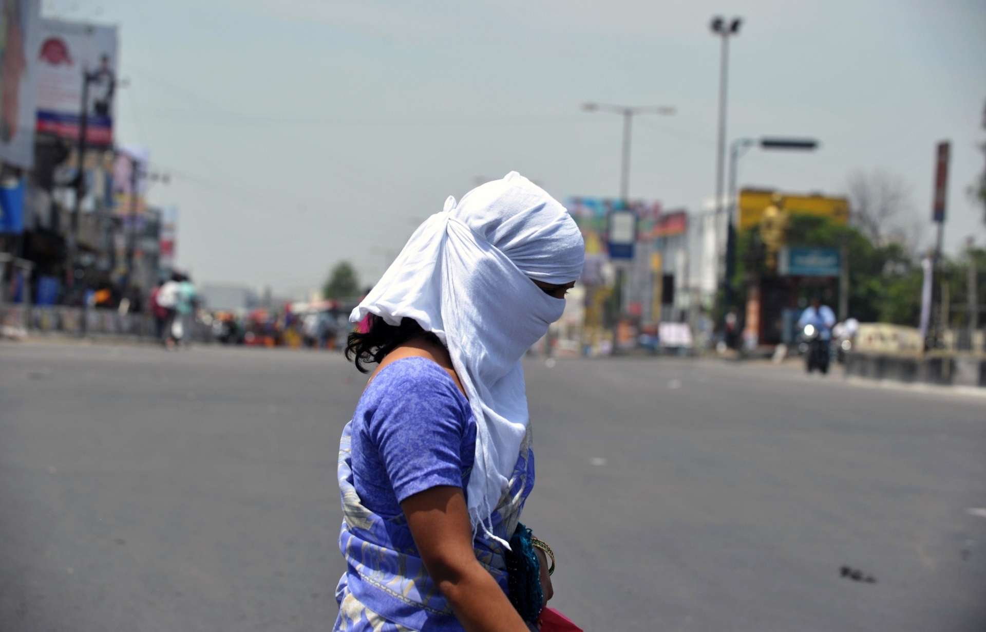 26.mai.2015 - Mulher cobre o rosto para se proteger do Sol na periferia de Hyderabad. Centenas de pessoas, essencialmente as mais pobres, morrem a cada verão na Índia. Dezenas de milhares sofrem com os cortes de energia elétrica, resultado de uma rede sobrecarregada - Noah Seelam/AFP