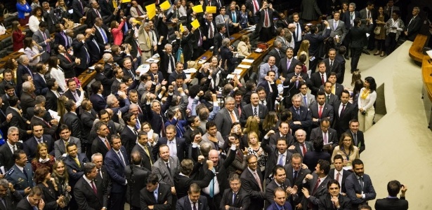 Parlamentares comemoram a rejeição do voto distrital durante votação da reforma política na Câmara - Ed Ferreira - 26.mai.2015 /Folhapress