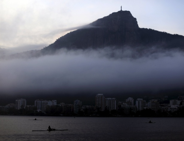 Nevoeiro encobre lagoa Rodrigo de Freitas, no Rio de Janeiro - Ricardo Moraes/Reuters