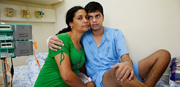 Antônio Gleiber Cassiano Júnior com a mãe Alessandra Pinheiro Rodrigues D?Aquino de Jesus, no quarto do hospital onde está internado, em Curitiba (PR) - Arquivo Pessoal