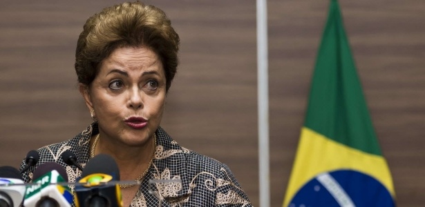 A presidente do Brasil, Dilma Rousseff, fala com jornalistas antes de sua visita ao Senado do México, na Cidade do México - Omar Torres/AFP