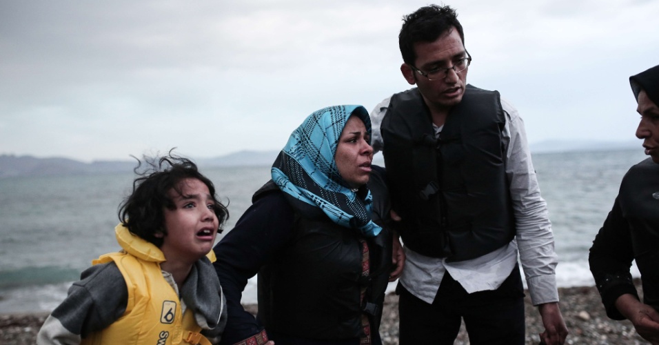 27.mai.2015 - Criança afegã chora ao chegar com sua família a uma praia na ilha grega de Kos, nesta quarta-feira (27), depois de atravessar uma parte do mar Egeu, entre a Turquia e a Grécia. A União Europeia (UE) pretende deslocar, nos próximos dois anos, 40 mil refugiados para aliviar a Itália e a Grécia, segundo proposta apresentada em Bruxelas nesta quarta-feira (27)