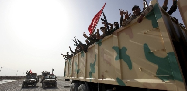 Integrantes de milícias xiitas vão em direção a Ramadi para lutar contra o grupo Estado Islâmico, no Iraque. Ramadi, capital da província de Al-Anbar, a maior do país, foi conquistada pelos jihadistas no dia 17 de maio depois de uma ampla ofensiva e de uma retirada caótica das forças iraquianas  - Reuters
