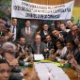27.mai.2015 - Participantes da marcha pela liberdade, organizada pelo Movimento Brasil Livre, posam para foto durante encontro com o presidente da Câmara, Eduardo Cunha nesta quarta-feira (27) - Ed Ferreira/Folhapress