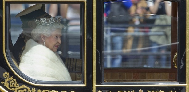Rainha Elizabeth 2ª chega com o príncipe Philip, duque de Edimburgo, ao Palácio de Westminster, no centro de Londres - Justin Tallis/AFP