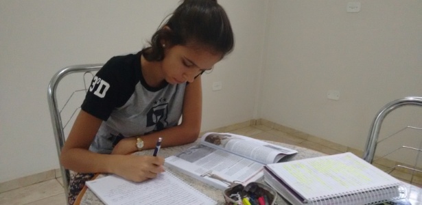 A estudante Lara Beatriz Zanesco, 16, está sem aulas por causa da greve de professores - Arquivo pessoal