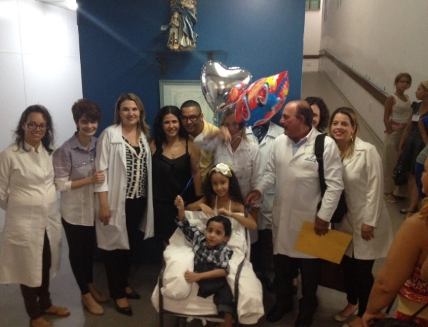 Heitor comemora alta com a equipe médica, em Goiânia (GO) - Divulgação