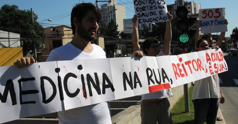 28.mai.2015 - Grupo de estudantes de medicina da UFF (Universidade Federal Fluminense) protesta em frente ao Hospital Universitário Antônio Pedro, no centro de Niterói (RJ), na manhã desta quinta
