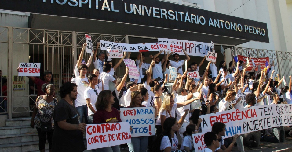 28.mai.2015 - Grupo de estudantes de medicina da UFF (Universidade Federal Fluminense) protesta em frente ao Hospital Universitário Antônio Pedro, no centro de Niterói (RJ), na manhã desta quinta