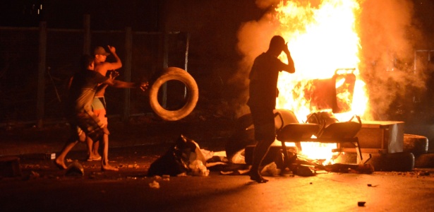 Manifestantes ateiam fogo em pneus e madeiras para bloquear a Avenida Radial Oeste, uma das principais vias de ligação do centro do Rio com a zona norte da cidade - Fernando Frazão/Agência Brasil